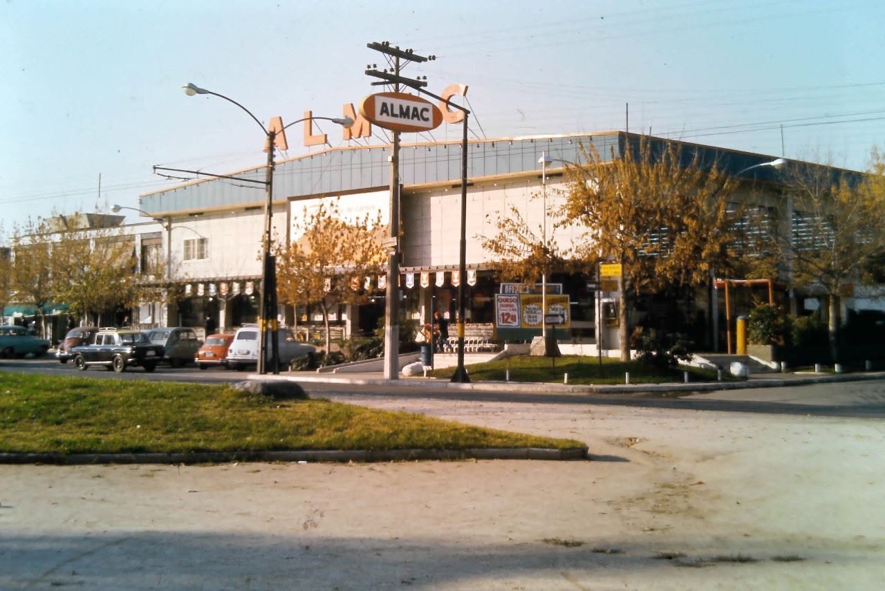 Av. Apoquindo en 1970, con el Almac en la esquina. La florería estaba al costado.