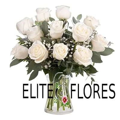 Florero con rosas blancas para condolencias