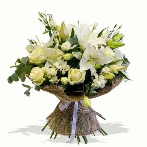 Ramo de rosas lirios y flores blanca