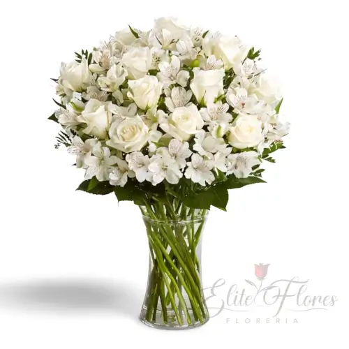 Florero de rosas blancas con Alstroemeria