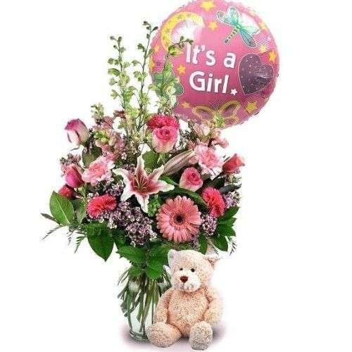 Ramo de flores mixtas  adornado  delicadamente con cinta rosa y un osito de peluche adicional.