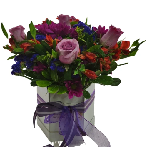 FLOR-CAJA-4 Caja con Rosas Púrpuras: Un Regalo de Elegancia y Encanto Floral - Imagen 1