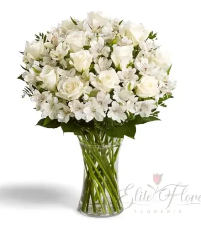 Florero de rosas blancas con Alstroemeria