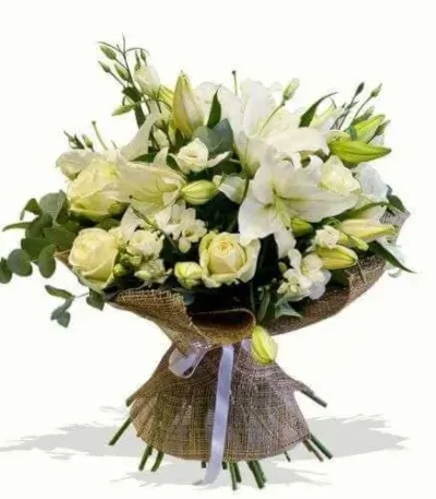 Ramo de rosas lirios y flores blanca