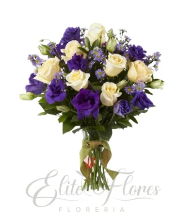 flores para el Día de la Mujer de rosas blancas y lisianthus morados