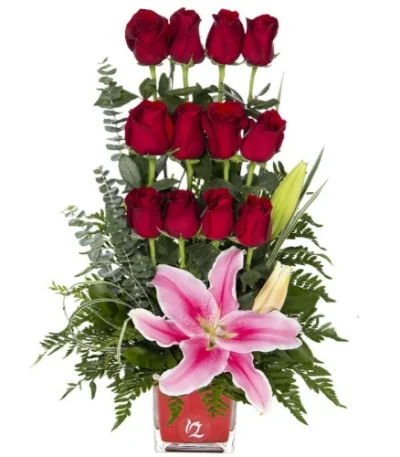 arreglo-de-12-rosas-con-lilium-perfumado-en-base-de-vidrio